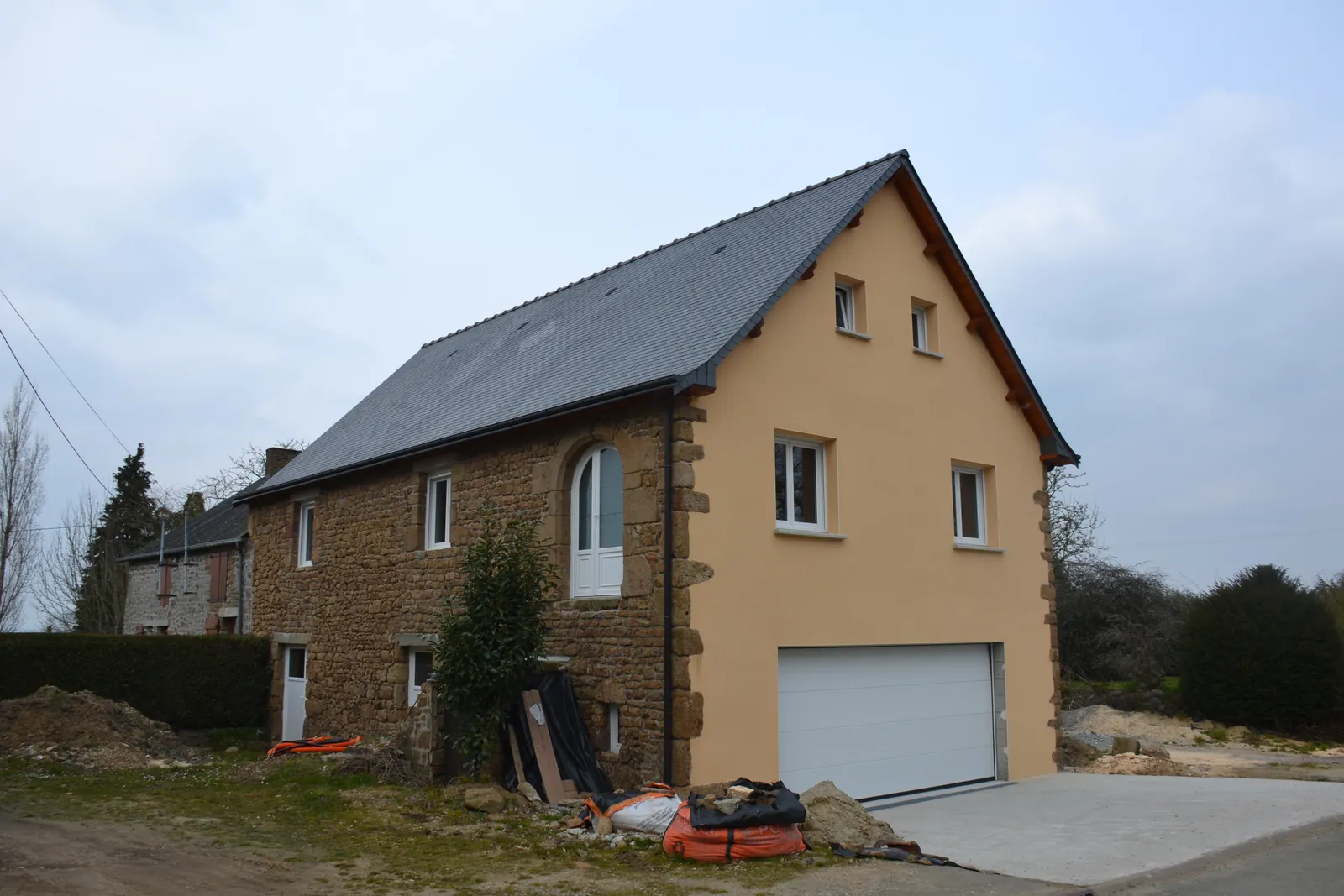 Rénovation de grange en pierre avec couverture ardoise près de La Roche-sur-Foron